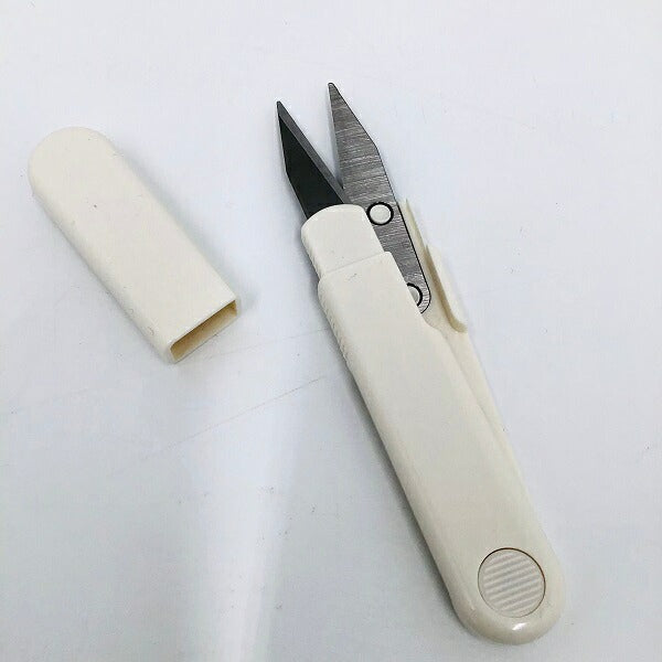 Close-up of the stainless blade and the PEANUTS 2022 print on the Snoopy scissors