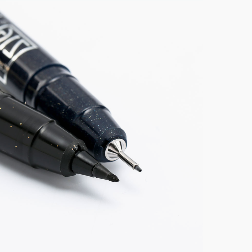 Kuretake ZIG Cartoonist Mangaka Flexible Pen - Medium - Black